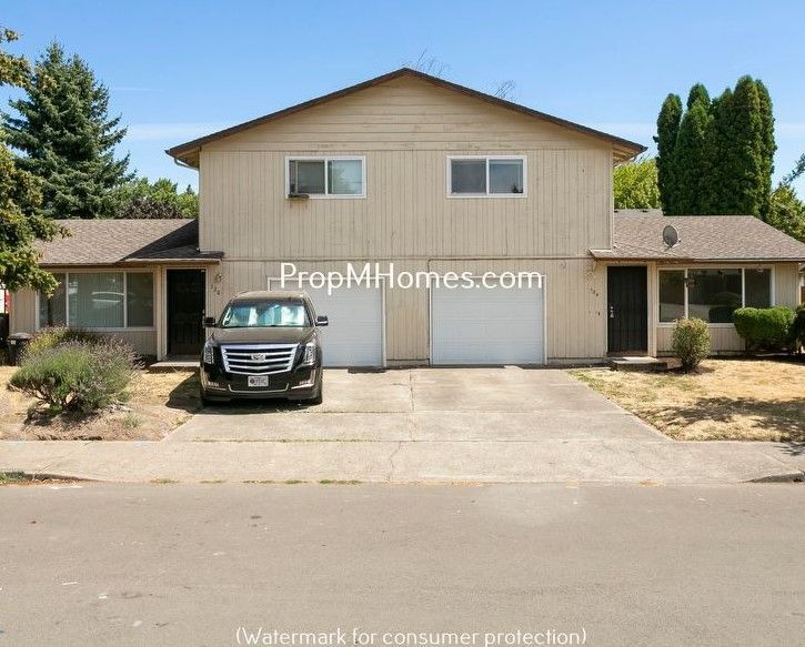 Beautiful Duplex in Hillsboro with Attached Garage! property image