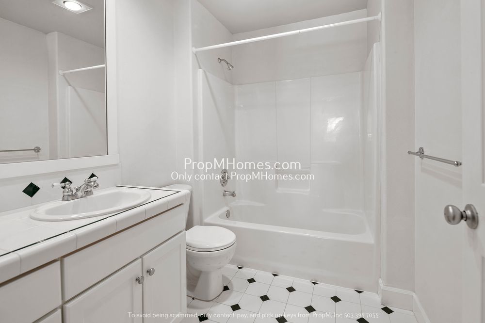 Beautiful NW Portland Craftsman Style Three Bedroom Detached Condo! property image