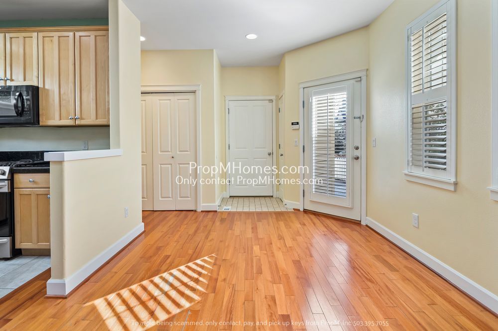 Beautiful NW Portland Craftsman Style Three Bedroom Detached Condo! property image