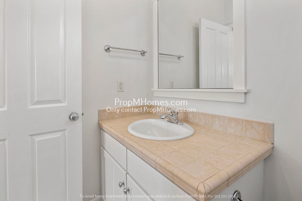 Beautiful NW Portland Craftsman Style Three Bedroom Detached Condo! property image
