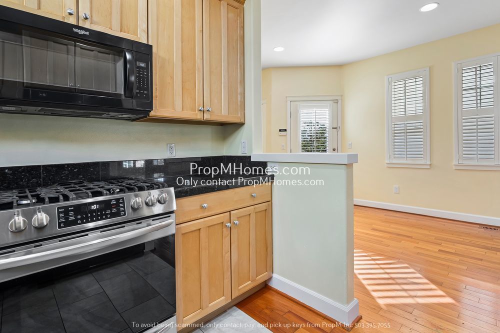 Beautiful NW Portland Craftsman Style Three Bedroom Detached Condo! property image