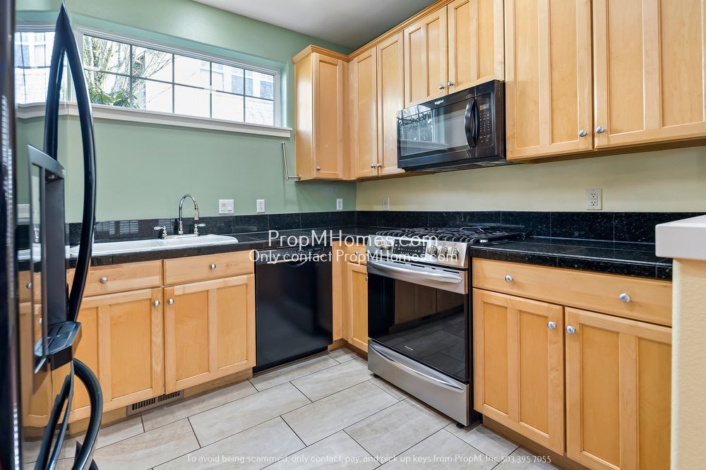 Beautiful NW Portland Craftsman Style Three Bedroom Detached Condo! property image