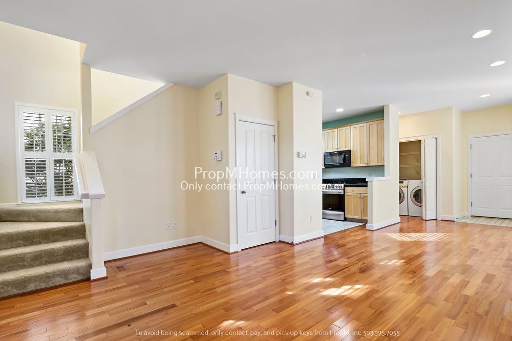 Beautiful NW Portland Craftsman Style Three Bedroom Detached Condo! property image