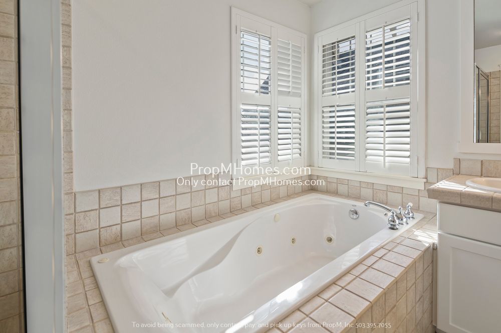 Beautiful NW Portland Craftsman Style Three Bedroom Detached Condo! property image