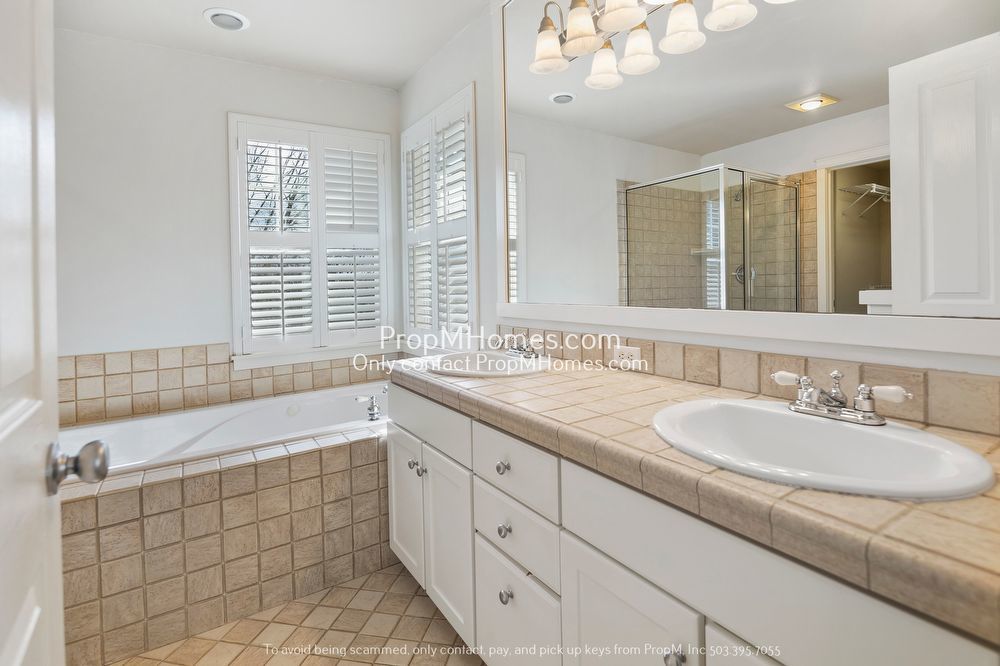 Beautiful NW Portland Craftsman Style Three Bedroom Detached Condo! property image