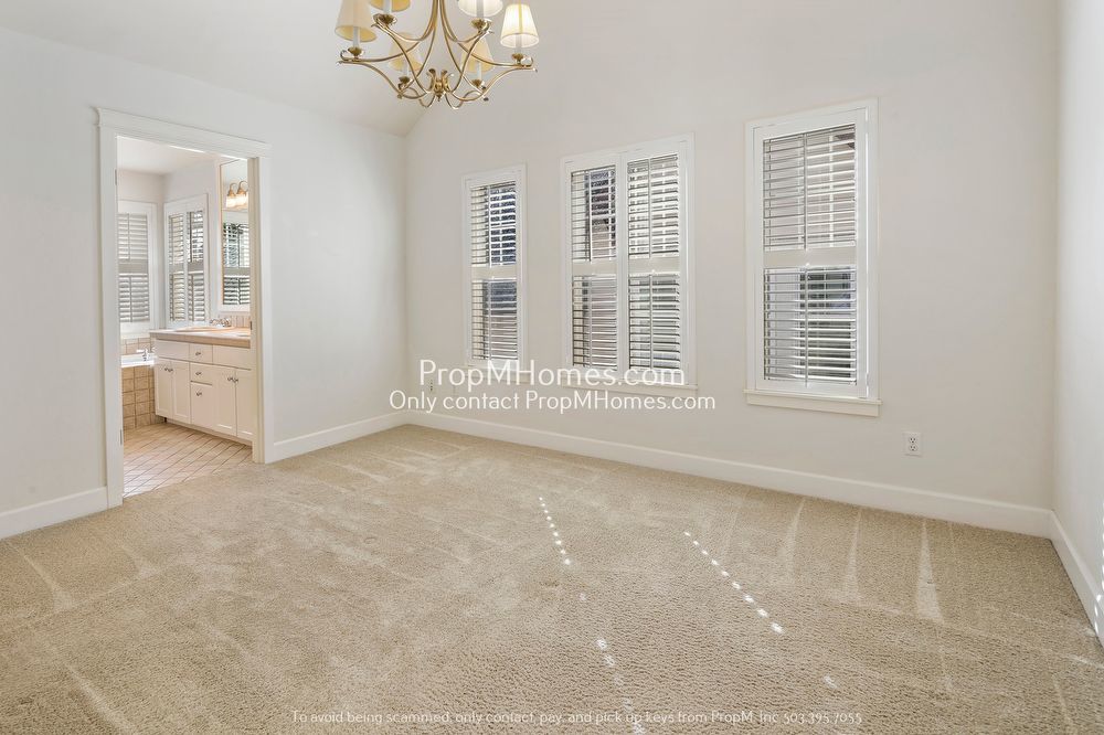 Beautiful NW Portland Craftsman Style Three Bedroom Detached Condo! property image