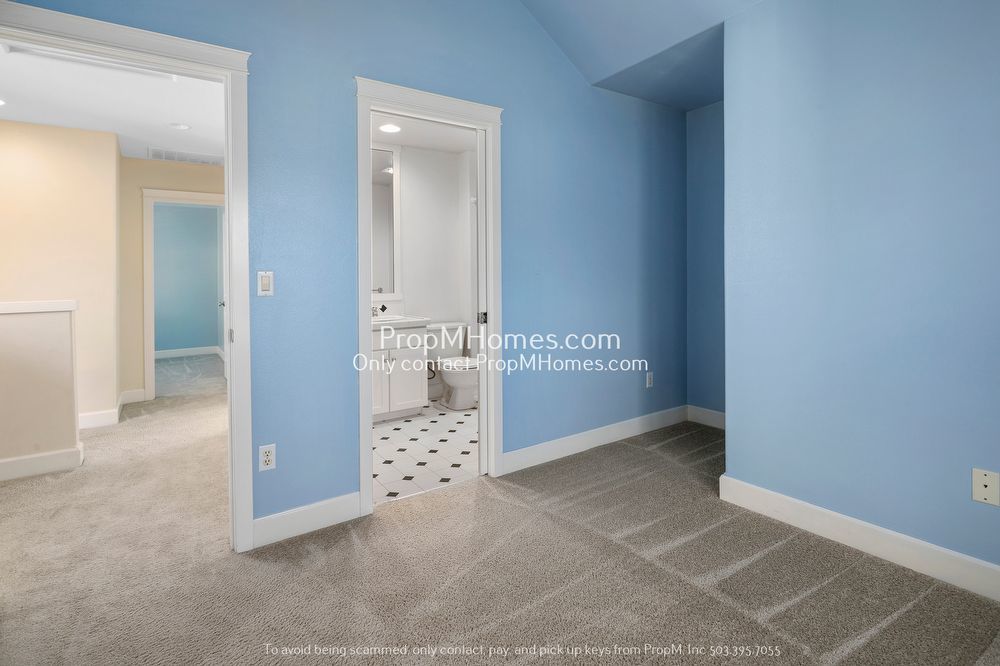 Beautiful NW Portland Craftsman Style Three Bedroom Detached Condo! property image