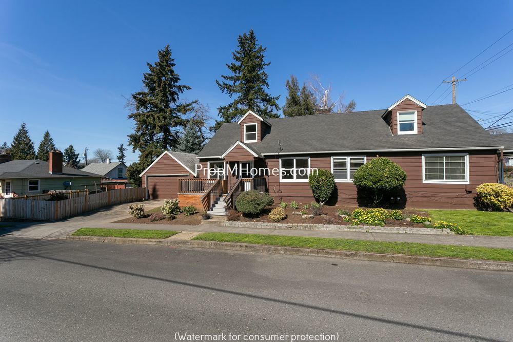 Delightful Two Bedroom Duplex In SE Portland - Fenced Yard! property image