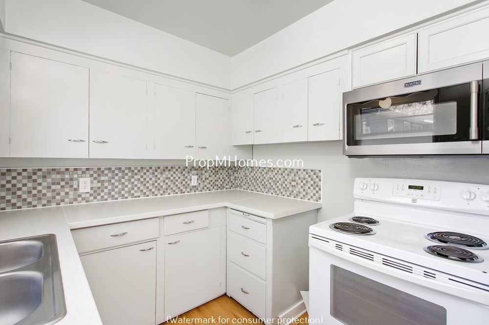 Delightful Two Bedroom Duplex In SE Portland - Fenced Yard! property image