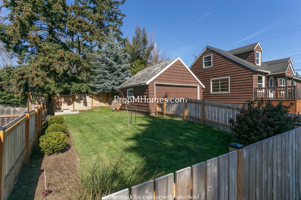 Delightful Two Bedroom Duplex In SE Portland - Fenced Yard! property image