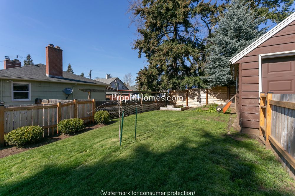 Delightful Two Bedroom Duplex In SE Portland - Fenced Yard! property image