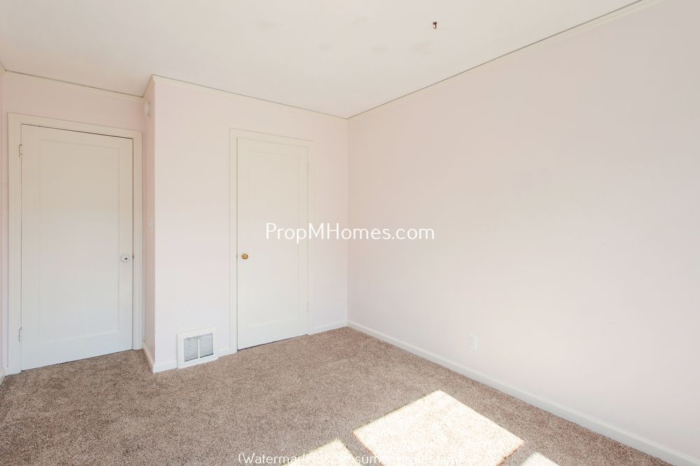 Delightful Two Bedroom Duplex In SE Portland - Fenced Yard! property image