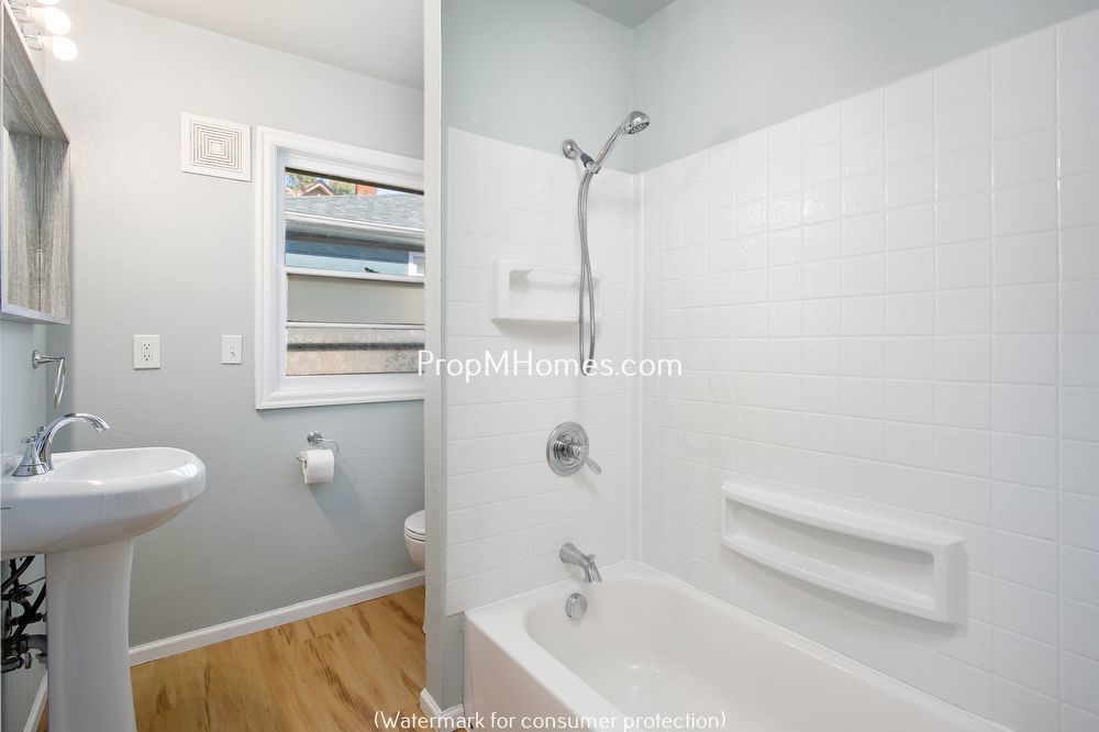 Delightful Two Bedroom Duplex In SE Portland - Fenced Yard! property image