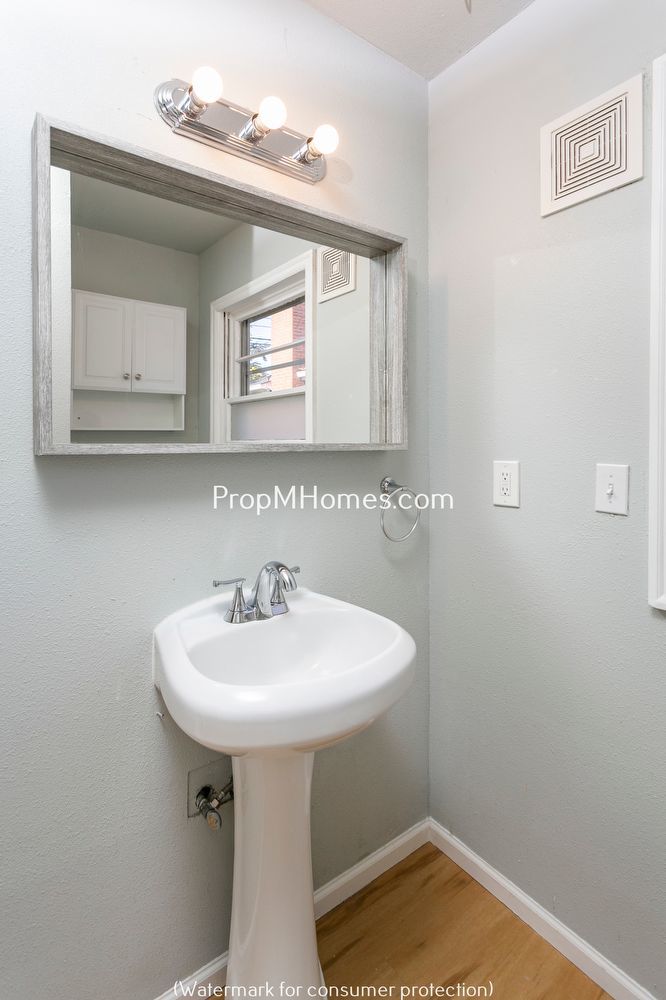 Delightful Two Bedroom Duplex In SE Portland - Fenced Yard! property image