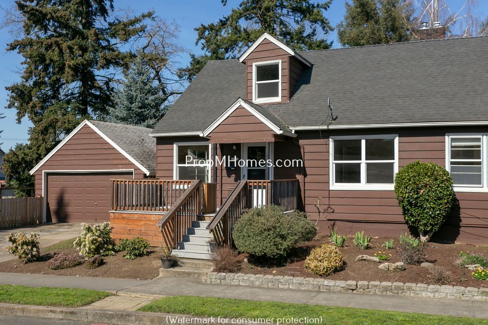 Delightful Two Bedroom Duplex In SE Portland - Fenced Yard! property image