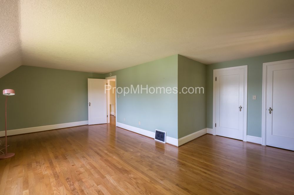 Riverfront Perfection - Charming 3 Bedroom Lake Oswego Home! property image