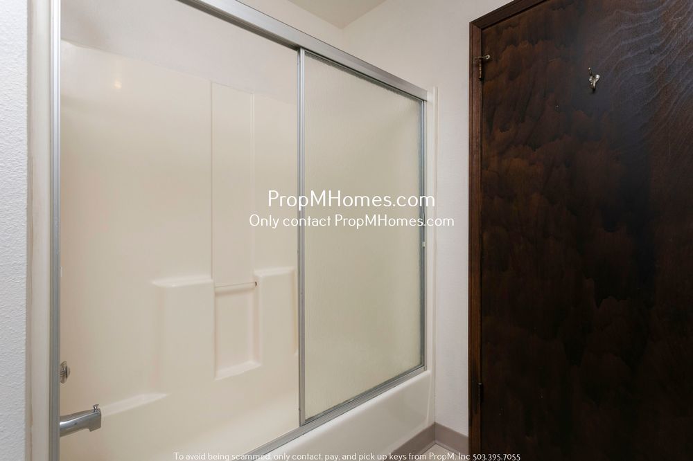 Cozy and Bright Three Bedroom in Sellwood! property image