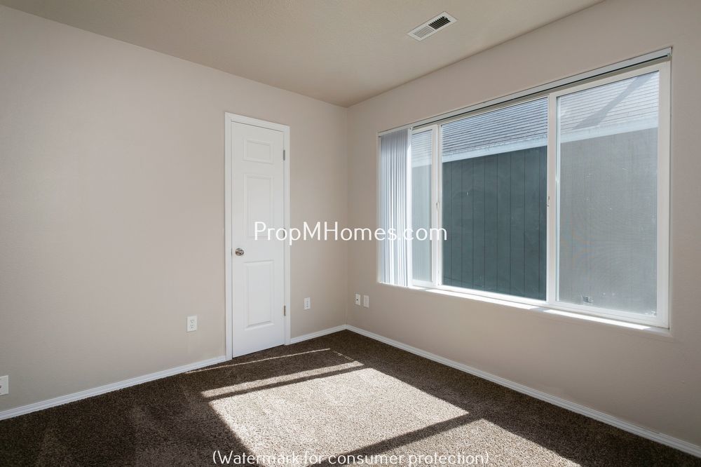 Adorable Three Bedroom Home In SE Portland - With A Spacious Backyard! property image