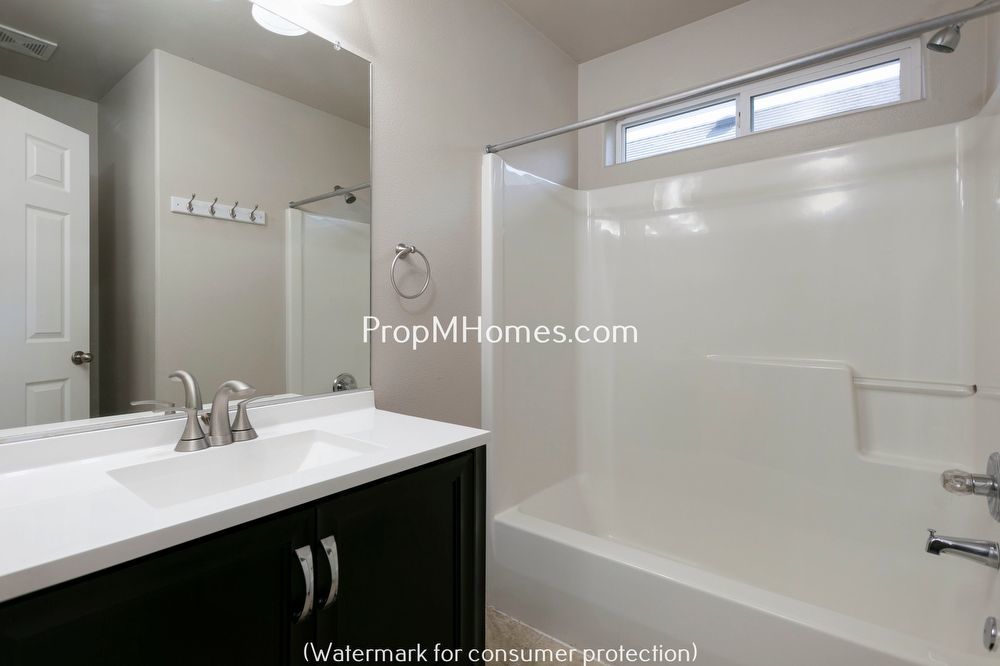 Adorable Three Bedroom Home In SE Portland - With A Spacious Backyard! property image