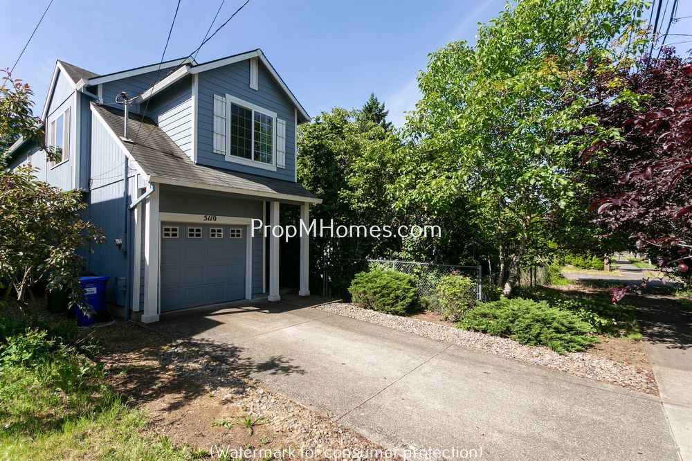 Adorable Three Bedroom Home In SE Portland - With A Spacious Backyard! property image
