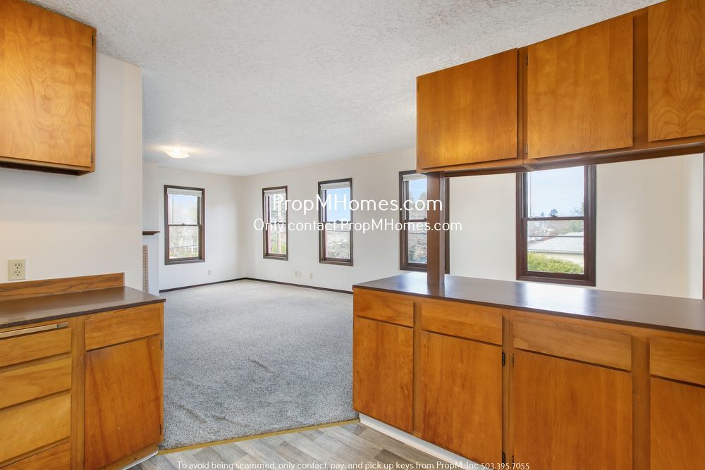Cozy and Bright Three Bedroom in Sellwood! property image