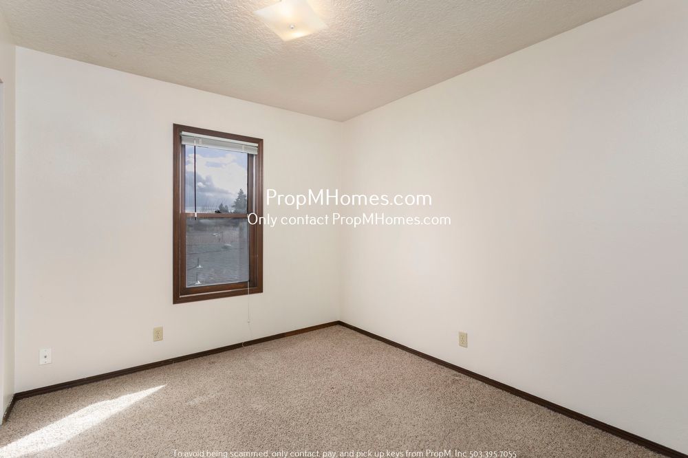 Cozy and Bright Three Bedroom in Sellwood! property image