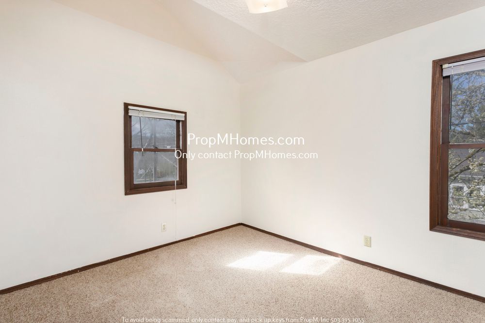 Cozy and Bright Three Bedroom in Sellwood! property image