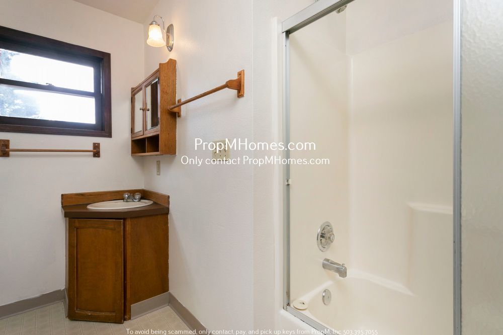 Cozy and Bright Three Bedroom in Sellwood! property image